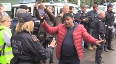 Talianska polícia skonfiškovala mafiánom luxusné vily. V jednej našli aj zlatého koňa