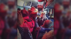 Obmedzenie v doprave je problém. Ľudia s rúškami sa tak tlačia jeden vedľa druhého