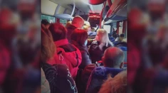 Obmedzenie v doprave je problém. Ľudia s rúškami sa tak tlačia jeden vedľa druhého