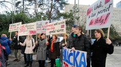 Učitelia budú protestovať pred úradom vlády. Pozývajú aj rodičov