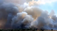 VIDEO: Na Kryme horí po výbuchoch vojenská základňa, ukrajinská rozviedka zodpovednosť za útok poprela