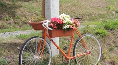 Slovenskú obec Beluj skrášľujú staré bicykle
