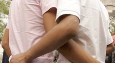 Slovinci schválili manželstvá homosexuálov a adopcie detí gejmi