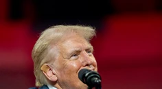Donald Trump slovne zaútočil na Kamalu Harrisovú. Označil ju za radikálneho ľavicového blázna