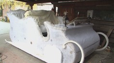 Po Slovensku jazdí na saniach ako z Mrázika. Urobil ich zo starej škodovky