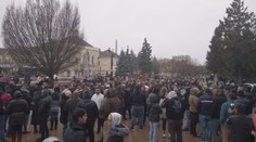 Stovky Rómov sa zhromaždili na námestí v Michalovciach. Na protest pritom nabádal Kotleba