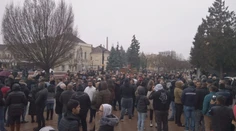 Stovky Rómov sa zhromaždili na námestí v Michalovciach. Na protest pritom nabádal Kotleba