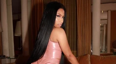 Verná latexu. Nicki Minaj po odhalenom prsníku nasúkaná v miniatúrnom kostýme