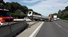 Opitý vodič nákladiaka bez vodičáku prerazil na D1 pri Trnave stredové zvodidlá
