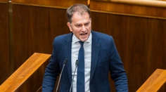 „Hŕby päťstoeuroviek sa vyťahovali z trezoru úradu vlády,“ kričal Matovič v parlamente. Pellegrini: „Je to blázon pošahaný.“