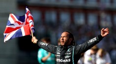 Hamilton prežil emotívne predstavenie monopostu. Šéf Mercedesu chce priniesť rýchle auto