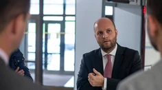 Plat vodiča generálneho tajomníka služobného úradu na MO bol takmer 4500 eur, tvrdí OĽaNO