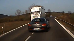 Nakrútil sekundy hrôzy pri Novákoch! Tento vodič mohol na ceste spôsobiť masaker