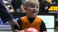 Najtalentovanejší basketbalista sveta! Len 2-ročný Titus vás dostane