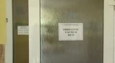 Chlapec sa v obchode chytil regálu, dostal ranu elekrinou. Mal veľké šťastie
