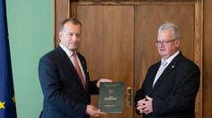 Predseda parlamentu prijal zápisnicu o výsledku volieb z rúk predsedu štátnej volebnej komisie