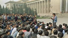 Prepustia posledného väzňa z Námestia Tchien-an-men, ale je slabý a chorý