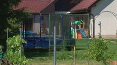Obrovská tragédia pri Senci: Matke prišlo nevoľno a upadla do bezvedomia. Jej trojročný syn sa utopil v bazéne