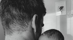 Čerstvý otec na prvej fotke so synčekom. Pri tomto pohľade sa roztopíte