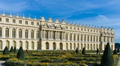 Na zámku vo Versailles horelo. Návštevníkov a personál museli evakuovať