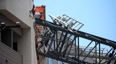 VIDEO: Tragédia v americkom Dallase: Pri páde žeriava do budovy zomrela žena