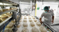 Majiteľ pekárne a predajní potravín v Košiciach žiada štát o pomoc s rúškami