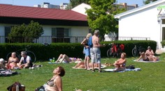 Obmedzenie pohybu v praxi: Na Veľkom Draždiaku v Bratislave to žije. Ľudia sa opaľujú a kúpu