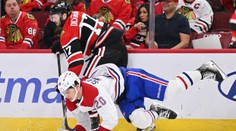 Slafkovský nedohral po tvrdom hite, Montreal uspel v Chicagu po nájazdoch