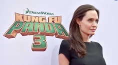Chudučká Angelina Jolie. Z voľných šiat jej trčali len paličky