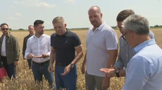 Chcem fotku v žite, obilie mi vždy voňalo, vyhlásil Fico na návšteve poľnohospodárov. Poukázal tiež na výzvy, ktorým čelia
