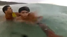 Chlapec sa takmer utopil v moril. Dramatickú záchranu zachytila kamera