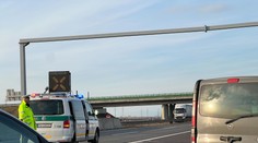 VIDEO + FOTO: Diaľnicu D2 pre nehodu uzatvorili, tvorili sa siahodlhé kolóny