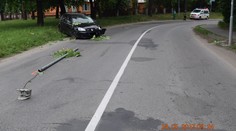Mladík s takmer tromi promile sa druhýkrát narodil. Odniesla si to len lampa a auto