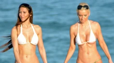Na pláži bolo horúco. Šantili na nej odhalené playmate