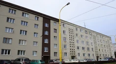 Malý chlapec (5) vypadol z okna na medziposchodí bytovky