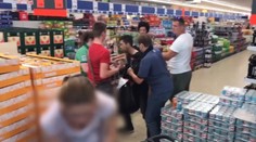 VIDEO: Agresívneho zlodeja spacifikovali ľudia v Lidli ešte pred príchodom polície