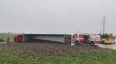 Pri Galante sa prevrátil kamión s repou. Cesta je uzavretá