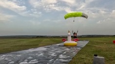 VIDEO: Pristátie ako z rozprávky. Parašutista skončil rovno na nafukovacom jednorožcovi