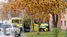 Dráma v Nórsku: Muž ukradol sanitku a vrazil do ľudí. Zranené sú aj dvojičky, ktoré boli v kočíku