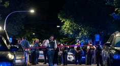 Streľba v Chicagu: Niekto útočil z auta na skupiny ľudí, hlásia jednu obeť aj zranených