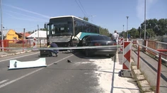 Vodič auta vo veľkej rýchlosti narazil do autobusu s cestujúcimi. Po zrážke ušiel