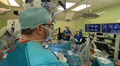 Boli sme pri unikátnej operácii nádoru mozgu. Pacient bol celý čas pri vedomí a komunikoval