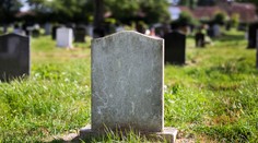 Ženu pred 16 rokmi omylom označili za mŕtvu. Prišla o prácu, bývanie a snaží sa úradom dokázať, že žije