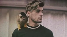 Po chlapčekovi z One Direction ani stopy. Vo videoklipe fajčí marihuanu