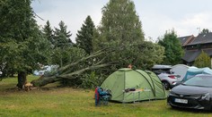 VIDEO: Na Liptovskej Mare vyčíňala búrka a downburst. V známom campingu vietor ničil stany a lámal stromy