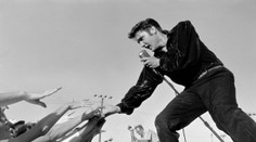 Vydražili legendárne modré semišové topánky Elvisa Presleyho