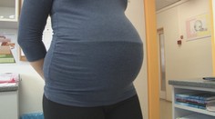 Mnohé tehotné si myslia, že pohárik vínka raz za čas im nemôže uškodiť. Aká je pravda?