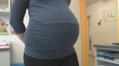 Mnohé tehotné si myslia, že pohárik vínka raz za čas im nemôže uškodiť. Aká je pravda?