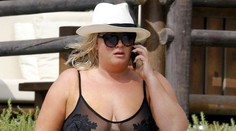 Nemá súdnosť? S kilami navyše v priehľadnom body namiesto plaviek