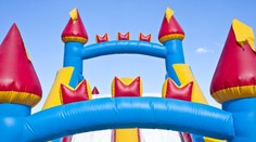 Dievčatko zomrelo pri hre v nafukovacom hrade. Zatkli dvoch ľudí